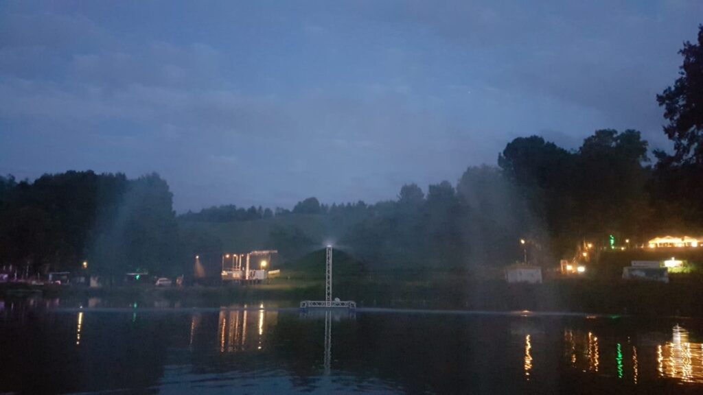 Hydroschild als Projektionsfläche für eine Lasershow